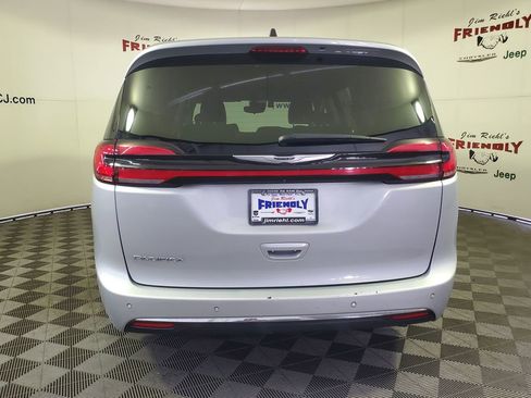 Used 2023 Chrysler Pacifica Touring-L FWD image 26