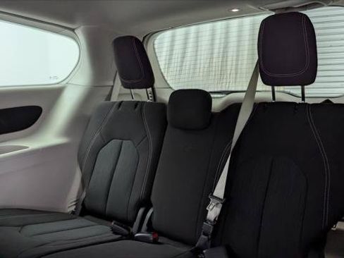Used 2023 Chrysler Voyager LX FWD image 17