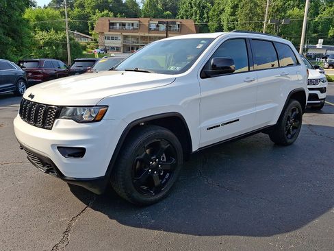 Certified 2019 Jeep Grand Cherokee Laredo AWD/4WD image 3