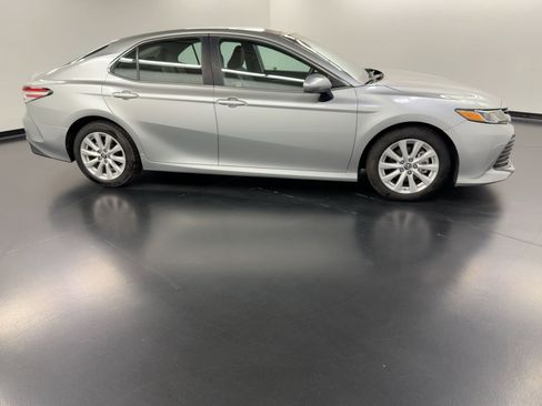 Used 2018 Toyota Camry LE image 8