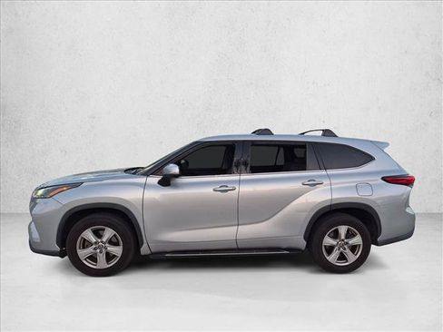 Used 2021 Toyota Highlander LE FWD image 8