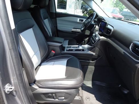 Used 2022 Ford Explorer XLT w/ Equipment Group 202A RWD image 17