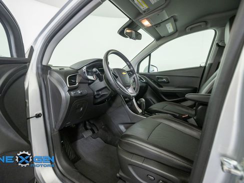 Used 2019 Chevrolet Trax LT w/ LT Convenience Package FWD image 10
