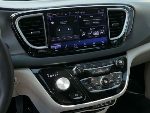 Used 2023 Chrysler Pacifica Touring-L FWD image 19