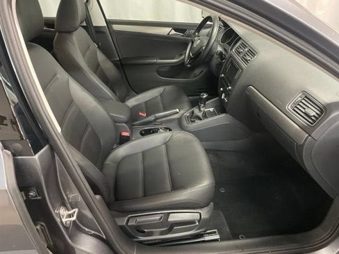 Used 2017 Volkswagen Jetta SE FWD image 4