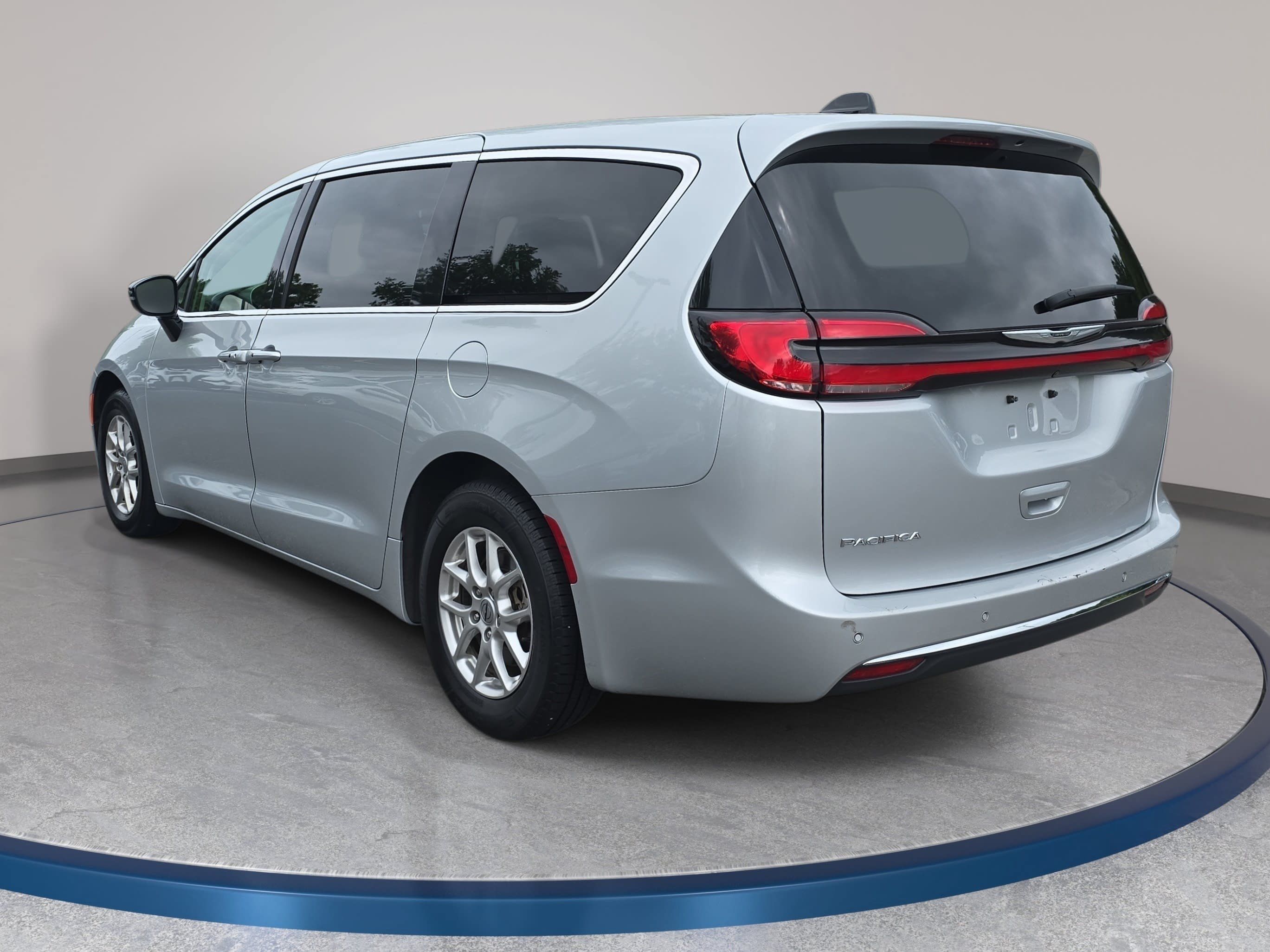 Used 2024 Chrysler Pacifica Touring-L FWD image 7