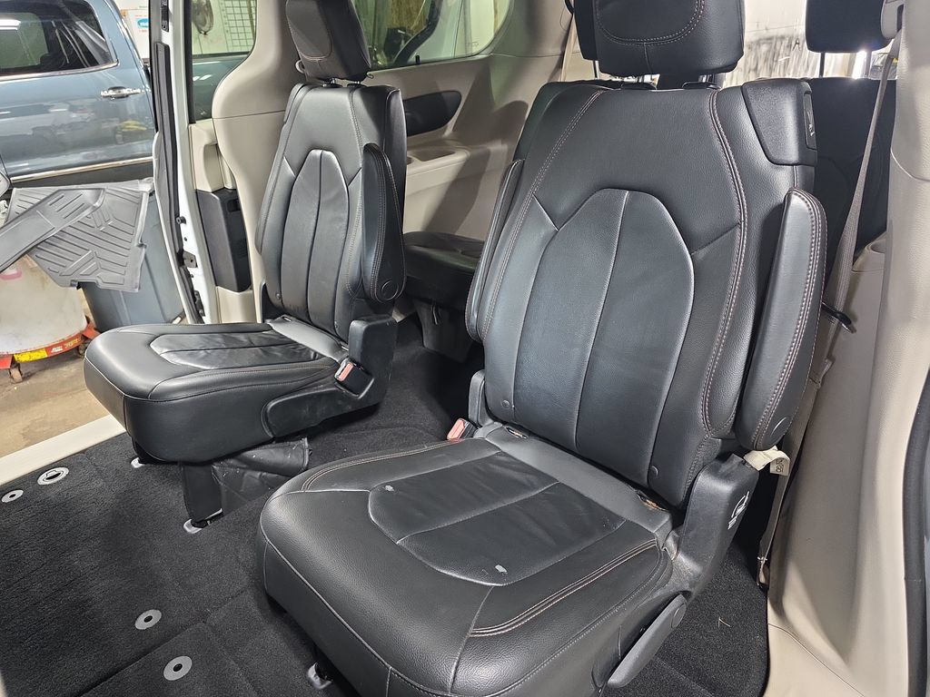 Used 2017 Chrysler Pacifica Touring-L w/ Tire & Wheel Group FWD image 16