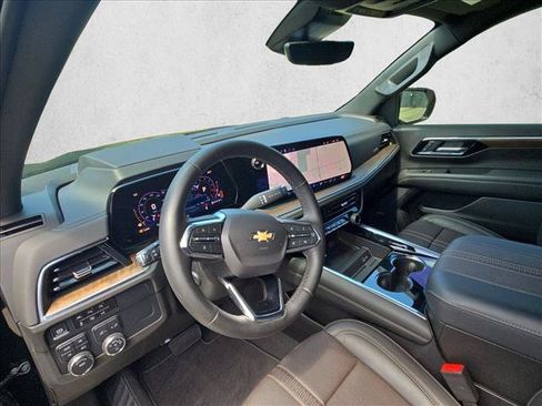 Used 2025 Chevrolet Suburban High Country AWD/4WD image 10