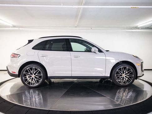 Certified 2023 Porsche Macan AWD/4WD image 8