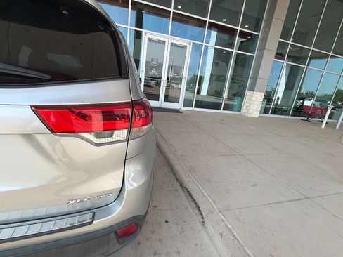 Used 2018 Toyota Highlander XLE w/ Protection Package #3 AWD/4WD image 10