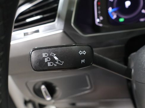 Used 2020 Volkswagen Tiguan SEL AWD/4WD image 35