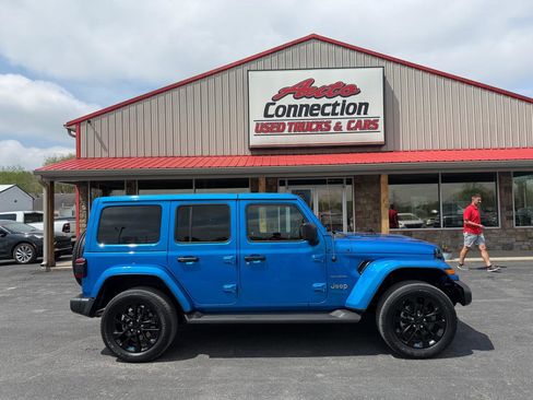 Used 2022 Jeep Wrangler Unlimited Sahara w/ Cold Weather Group image 32