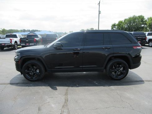 Used 2024 Jeep Grand Cherokee Limited w/ Black Appearance Package AWD/4WD image 11