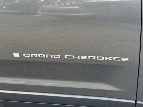 Used 2022 Jeep Grand Cherokee Limited image 46