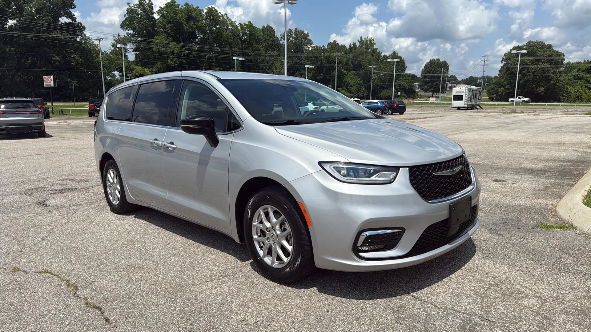 Used 2024 Chrysler Pacifica Touring-L FWD image 7