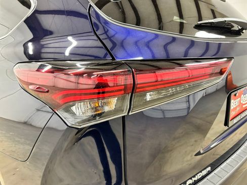 Used 2024 Toyota Highlander XLE FWD image 7