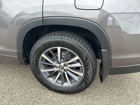 Used 2017 Toyota Highlander XLE AWD/4WD image 9
