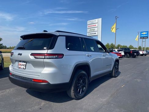 Used 2024 Jeep Grand Cherokee L Altitude image 8