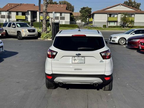 Used 2017 Ford Escape SE FWD image 4