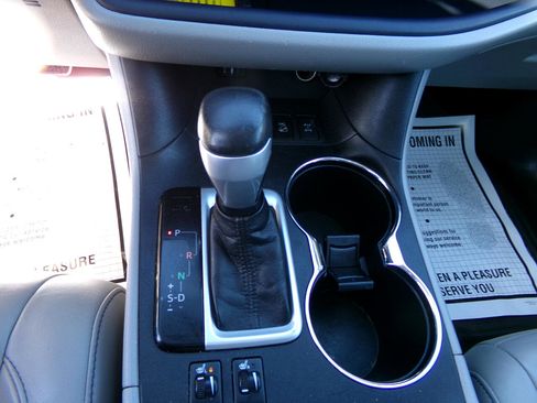 Used 2015 Toyota Highlander XLE image 12