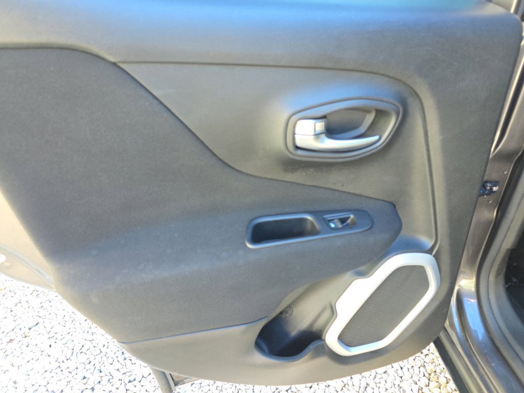 Used 2018 Jeep Renegade Latitude AWD/4WD image 15