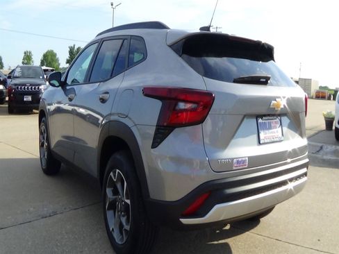 Used 2025 Chevrolet Trax LT w/ LT Convenience Package FWD image 8