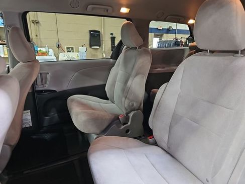 Used 2020 Toyota Sienna L image 21