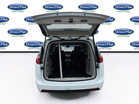 Used 2023 Chrysler Pacifica Touring-L FWD image 25