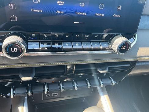 Used 2025 Chevrolet Colorado ZR2 w/ Technology Package AWD/4WD image 22