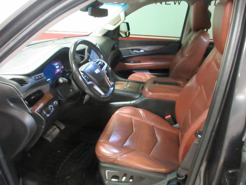 Used 2017 Cadillac Escalade Luxury AWD/4WD image 7