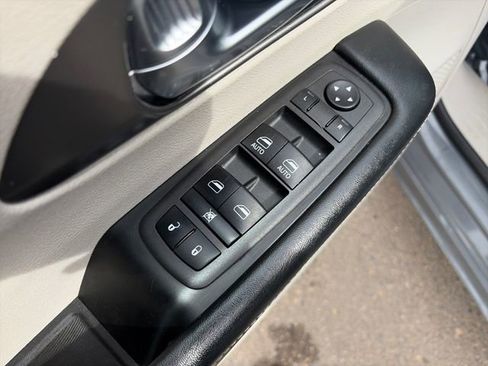 Used 2022 Chrysler Pacifica Touring-L image 24