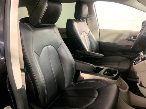 Used 2024 Chrysler Pacifica Touring-L FWD image 7