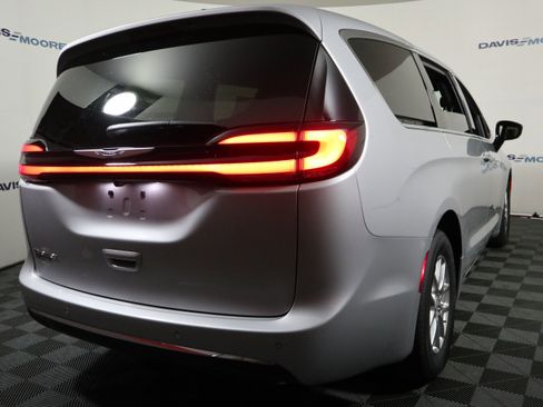New 2026 Chrysler Pacifica Select image 6