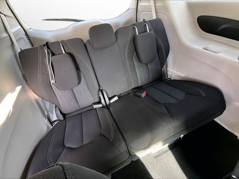 Used 2022 Chrysler Voyager LX image 18