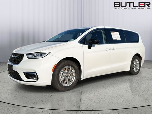 Used 2024 Chrysler Pacifica Touring-L FWD image 1