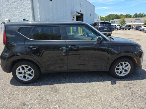 Used 2025 Kia Soul LX w/ LX Technology Package FWD image 8