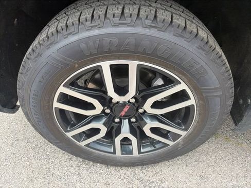 Used 2023 GMC Sierra 1500 AT4 w/ Technology Package AWD/4WD image 10