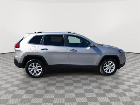 Used 2017 Jeep Cherokee Latitude w/ Cold Weather Group image 4