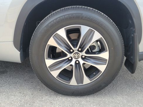 Used 2024 Toyota Highlander XLE image 10