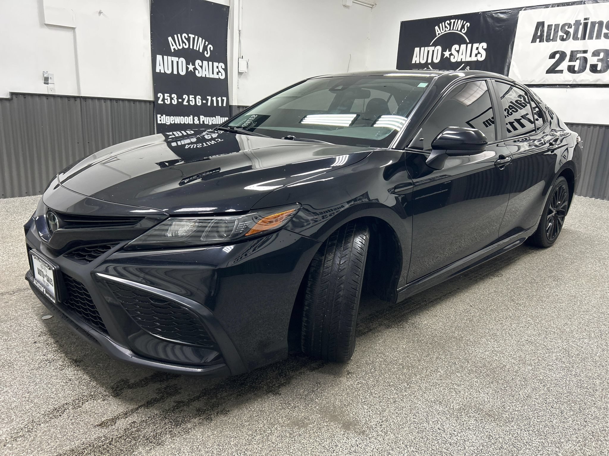 Used 2021 Toyota Camry SE AWD/4WD image 3