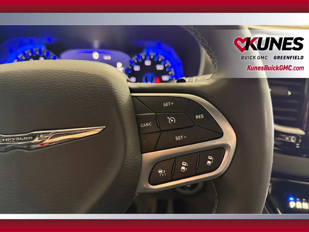Used 2025 Chrysler Pacifica Select FWD image 18
