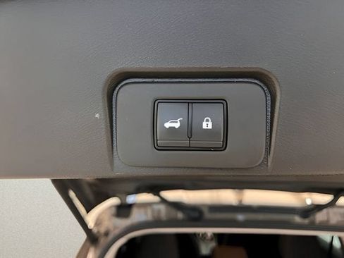 Used 2025 Nissan Rogue SV AWD/4WD image 2