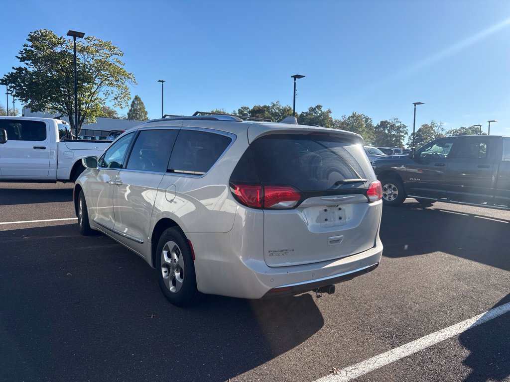 Used 2017 Chrysler Pacifica Touring-L Plus FWD image 3