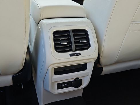 Certified 2022 Volkswagen Tiguan SE w/ Panoramic Sunroof Package image 9