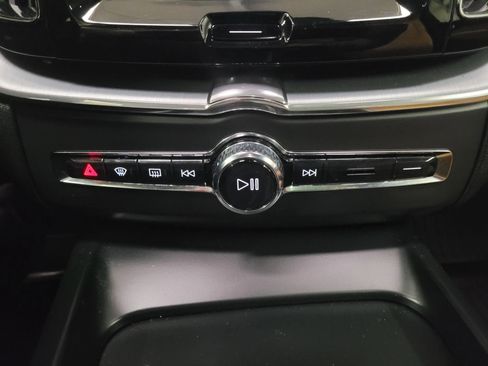 Used 2018 Volvo XC60 T5 Momentum w/ Vision Package AWD/4WD image 27