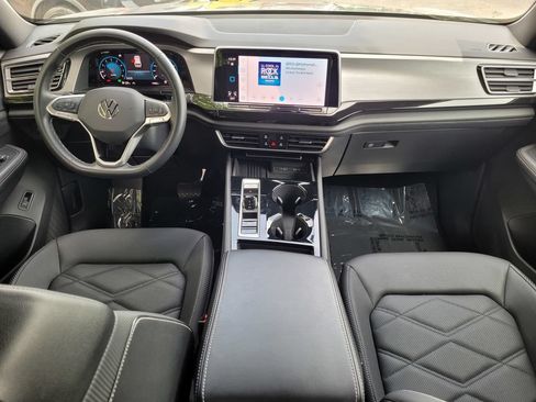 Used 2025 Volkswagen Atlas Cross Sport SE FWD image 16