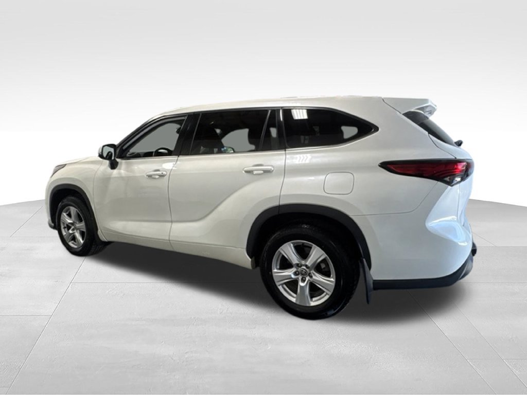 Used 2021 Toyota Highlander LE AWD/4WD image 11
