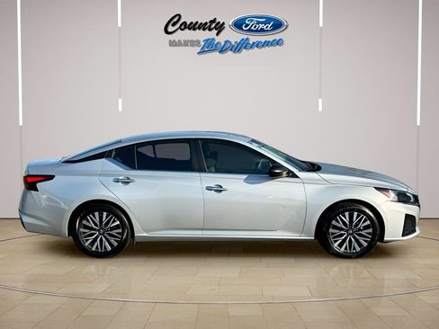 Used 2024 Nissan Altima 2.5 SV FWD image 12