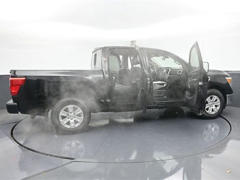 Used 2017 Nissan Titan SV image 43