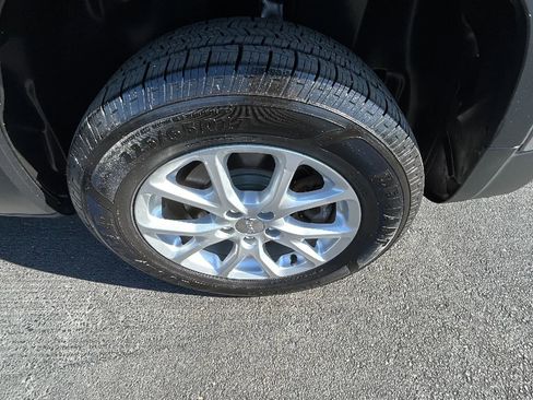 Used 2015 Jeep Cherokee Latitude w/ Cold Weather Group image 40